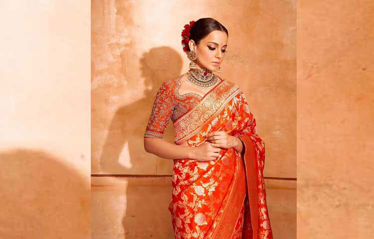 দেশীয় নকশার কমলা রঙের একটি কাতান শাড়িতে নজর কেড়েছেন কঙ্গনা রনৌত। ছবি: ইনস্টাগ্রাম