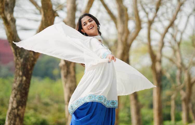 সাদা-নীলে মায়াবী সাদিয়া। ছবি: ফেসবুক থেকে