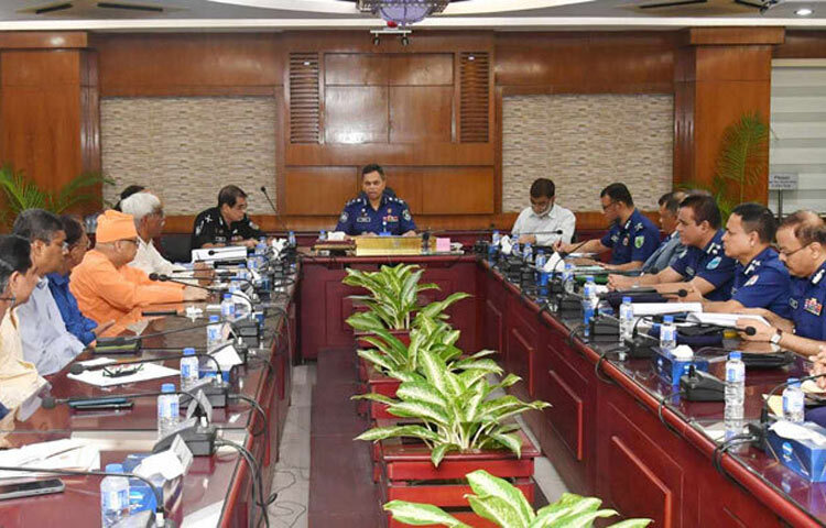 পুলিশ মহাপরিদর্শক (আইজিপি) মো. ময়নুল ইসলাম বলেছেন, আসন্ন দুর্গাপূজায় এবার তিন ধাপে নিশ্ছিদ্র নিরাপত্তা থাকবে। পূজামণ্ডপের নিরাপত্তায় পুলিশ সর্বোচ্চ সতর্ক থেকে দায়িত্ব পালন করবে। আইজিপি বলেন, দুর্গাপূজা চলাকালে পোশাকে ও সাদা পোশাকে পুলিশের পাশাপাশি সোয়াট, ক্রাইসিস রেসপন্স টিম, কুইক রেসপন্স টিম, ক্রাইম সিন ভ্যান ও বোম্ব ডিসপোজাল ইউনিট সার্বক্ষণিক প্রস্তুত থাকবে। আজ পুলিশ হেডকোয়ার্টার্সে শারদীয় দুর্গাপূজা উপলক্ষে আইন-শৃঙ্খলা ও নিরাপত্তা সংক্রান্ত সভায় সভাপতির বক্তব্যে তিনি এসব কথা বলেন। ছবি: সংগৃহীত