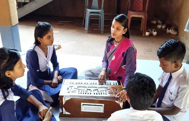 স্কুলটির প্রতিষ্ঠাতা পরিচালক মিজানুর রহমান বলেন, বড়াল রক্ষায় নেমে আমার কাছে মনে হলো এভাবে শুধু নদী রক্ষা করলেই চলবে না। এখানকার মানুষের চরমভাবে শিক্ষার প্রতি অনীহা, বাচ্চারা স্কুলে যেতে চায় না, অভিভাবকরাও পাঠাতে আগ্রহ পান না। এ কারণ আমার কাছে মনে হলো, গতানুগতিক শিক্ষাব্যবস্থা ও এর পরিবেশ তাদের শিক্ষার দিকে টানে না।