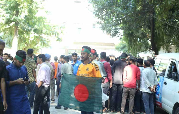 এদিকে, সড়ক ও রেলপথ অবরোধের ঘোষণা দিলেও তা থেকে সরে এসেছেন শিক্ষার্থীরা। তারা ক্যাম্পাসে ক্লোজডাউন কর্মসূচি বাস্তবায়ন করবেন।
