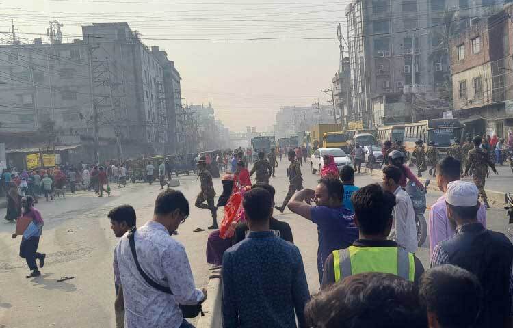 সকাল ৮টা থেকে সাড়ে ৯টা পর্যন্ত গাজীপুর মহানগরীর ছয়দানা এলাকার অমিতি সোয়েটার্স লিমিটেড কারখানার শ্রমিকরা এই সড়ক অবরোধ করেন।