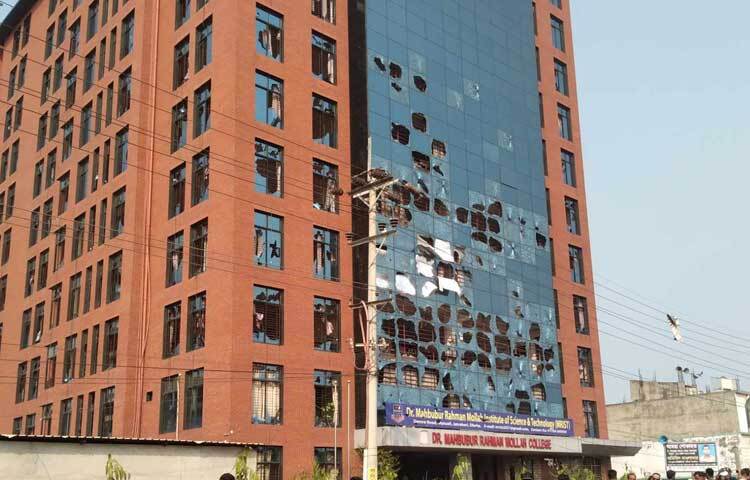 দুপুর ১২টার দিকে এ সংঘর্ষ শুরু হয়।