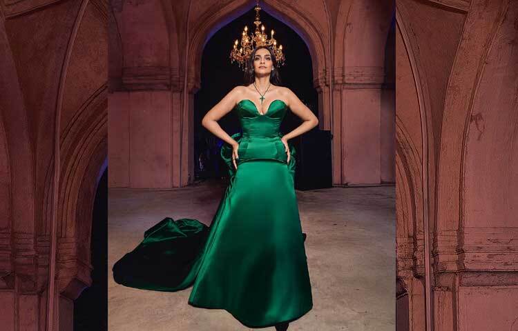 ফ্লোরছোঁয়া কোরসেট ধাঁচের গাউনটির কালো পাম্প শু বেছে নিয়েছেন তিনি।