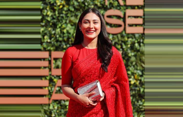 প্রিমিয়ার শোয়ের দিন দেশের সুপরিচিত ডিজাইনার সাফিয়া সাথীর লাল শাড়ি পরেছেন।