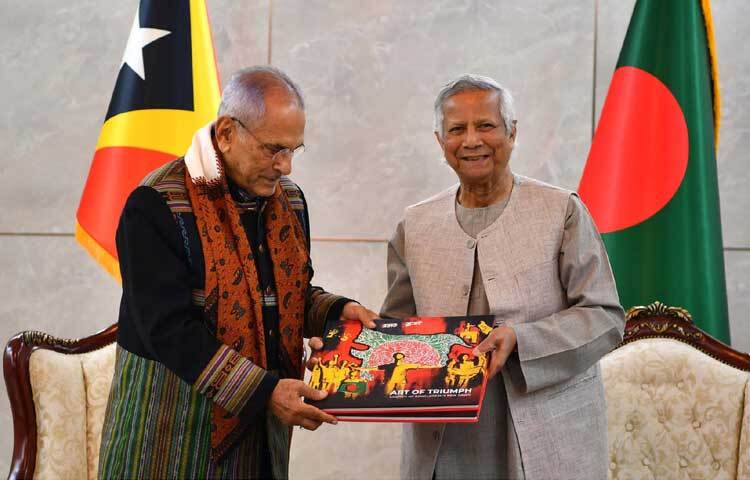 জুলাই বিপ্লবের পরে বাংলাদেশি শিক্ষার্থীদের আঁকা দেয়াল চিত্রের ওপর প্রকাশিত ‘আর্ট অফ ট্রায়াম্ফ’ বইটি পূর্ব তিমুরের প্রেসিডেন্ট জোসে রামোস-হোর্তাকে উপহার দেন প্রধান উপদেষ্টা প্রফেসর মুহাম্মদ ইউনূস। ছবি: পিআইডি