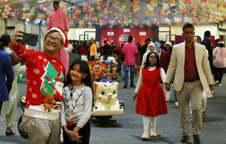 হোটেল জুড়ে বিরাজ করছে উৎসবের আমেজ।