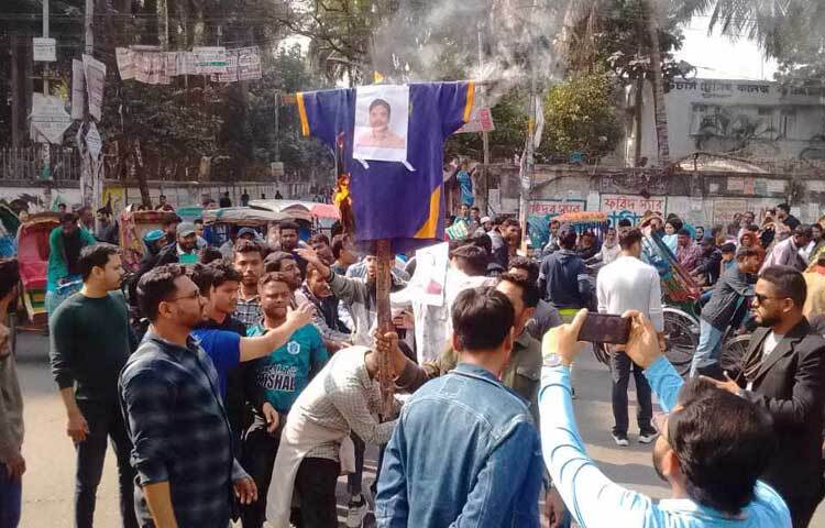 নেতাকর্মীরা ক্যাম্পাসে অবস্থান নিয়ে ‘রাকিব-নাছিরের কমিটি মানি না মানবো না, রাকিব-নাছিরের দুই গালে জুতা মারো তালে তালে, ছাত্রলীগের কমিটি মানি না মানবো না, আমাদের ক্যাম্পাস আমরাই থাকবো, ভাই মানার কমিটিরা হুঁশিয়ার সাবধান, ছাত্রলীগের দালালেরা মানি না মানবো না, অবৈধ কমিটি মানি না মানবো না, ভাই মানা কমিটি মানি না মানবো না, ককটেল দিয়ে আন্দোলন বন্ধ করা যাবে না’ স্লোগান দেন।