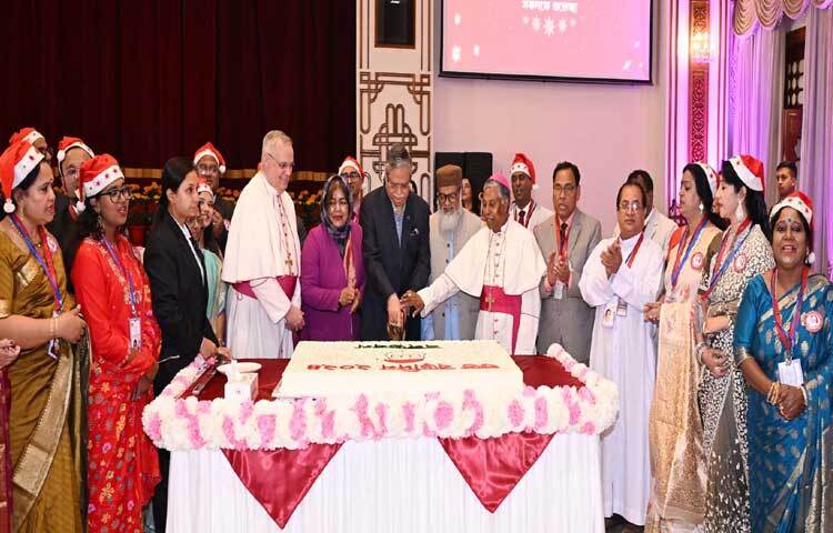 ‘শুভ বড়দিন-২০২৪’ উপলক্ষে খ্রিষ্টান সম্প্রদায়ের ব্যক্তিদের সাথে নিয়ে কেক কাটেন রাষ্ট্রপতি মো.সাহাবুদ্দিন। এসময় তার সহধর্মিণী ড. রেবেকা সুলতানা উপস্থিত ছিলেন। ছবি: পিআইডি