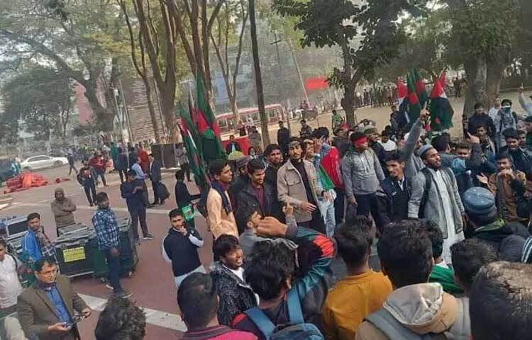 শিক্ষার্থীদের কেউ কেউ আবার ঢাকা বিশ্ববিদ্যালয়ের বিভিন্ন হলেও তাৎক্ষণিকভাবে অবস্থান নিয়েছেন। আবার কেউ ক্যাম্পাসের বিভিন্ন এলাকা ঘুরে দেখছেন।