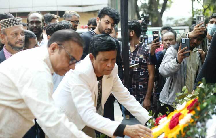 তাকে শেষ শ্রদ্ধা নিবেদন করতে এফডিসিতে এসেছেন শিল্পী, কলাকুশলীসহ আরও অনেকেই।