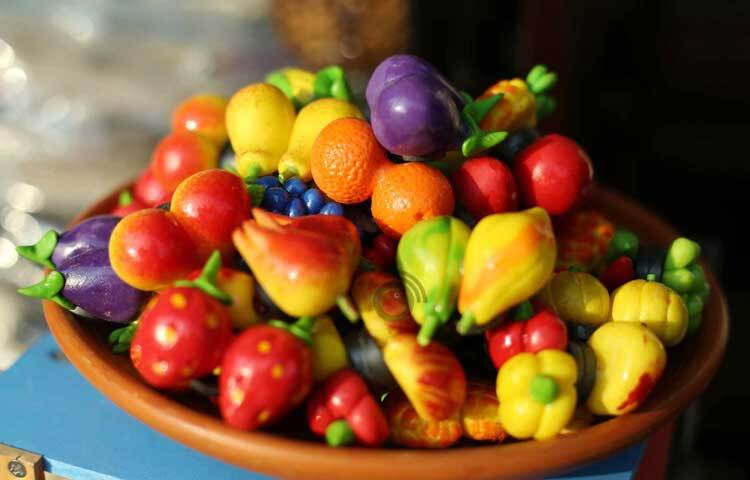 ঘর সাজানোর জন্য মাটির তৈরি বাহারি ফল।