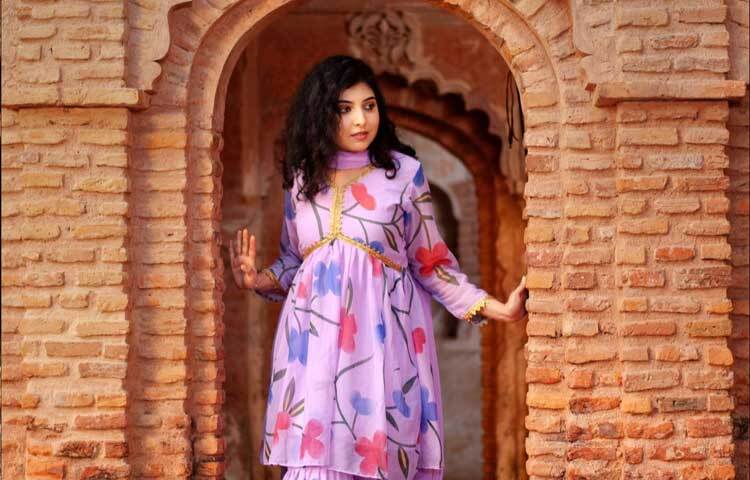 জানা গেছে, পড়শী ও নিলয় একে অপরের সঙ্গে প্রেমের সম্পর্কে ছিলেন। ২০০৮ সালে ক্ষুদে গানরাজ প্রতিযোগিতার একই আসরে তারা দুই প্রতিযোগী।