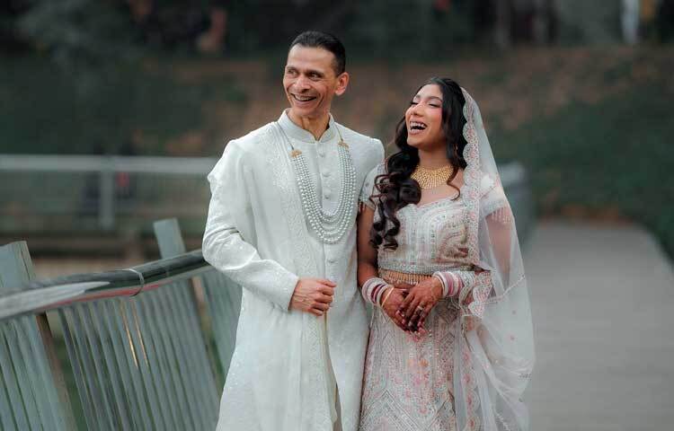 হাস্যোজ্জ্বল জুটি।