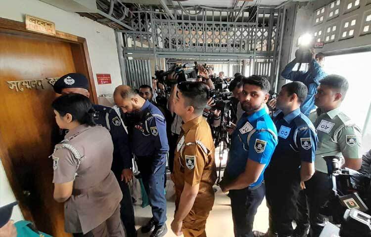 তিনি বলেন, আজকে বৈঠকে আমরা নতুন পোশাক নির্ধারণ করেছি। পর্যায়ক্রমে বাহিনীগুলোর সদস্যদের এ পোশাক দেওয়া হবে।