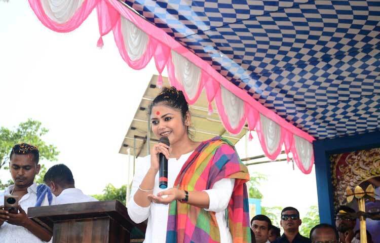 অভিনয় ও রাজনীতির পাশাপাশি সামাজিক যোগাযোগমাধ্যমে বেশ সরব থাকেন জনপ্রিয় এই নায়িকা।