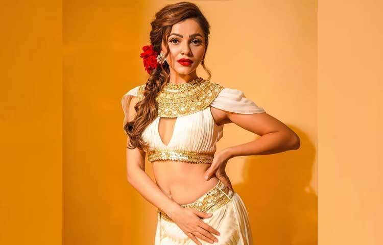 ইজিপ্সহিয়ান স্টাইল কস্টিউমের সঙ্গে লাল গোলাপে নজরকাড়া নায়িকা।