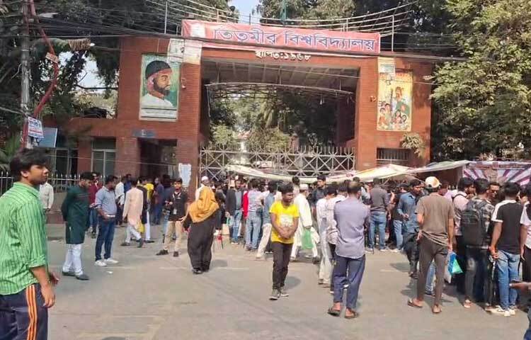 ঘোষিত কর্মসূচি বাস্তবায়নে সকাল থেকে কলেজের প্রধান ফটকে জড়ো হন শিক্ষার্থীরা।