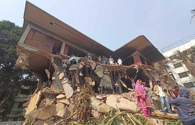 অনেকেই দেখতে এসেছেন বাড়িটির ধ্বংসস্তূপ।