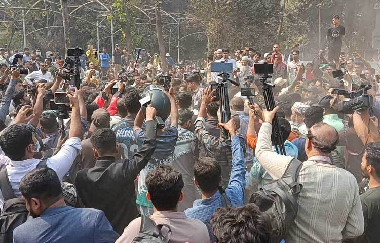 আজ বেলা ১১টায় এ ঘটনা ঘটে।