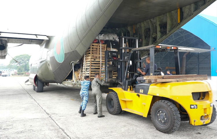 প্রধান উপদেষ্টা অধ্যাপক মুহাম্মদ ইউনূসের নির্দেশে এই সহায়তা পাঠানো হয়। প্রধান উপদেষ্টার ডেপুটি প্রেস সেক্রেটারি আবুল কালাম আজাদ মজুমদার এ তথ্য জানান।