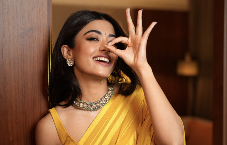 প্রথম সিনেমাতেই বাজিমাৎ করেন দেন এই নায়িকা। ৪ কোটি রুপির সিনেমাটি ব্যবসা করে ৫০ কোটি! এরপর আর পেছনে ফিরে তাকাতে হয়নি রাশমিকাকে।