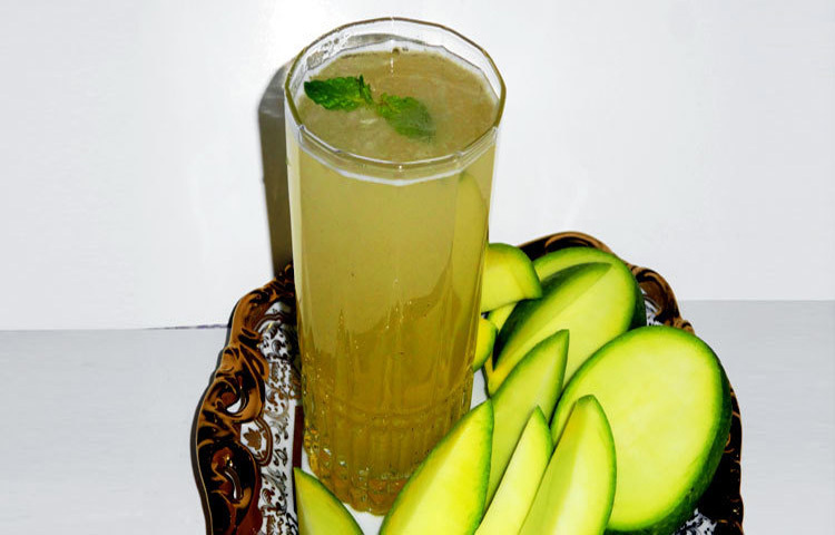 শরীরে সোডিয়াম ও অন্যান্য খনিজের ভারসাম্যহীনতা সংশোধন করে ডিহাইড্রেশন প্রতিরোধ করতে সাহায্য করে কাঁচা আমের জুস।