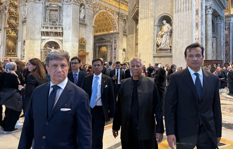 ২৬ এপ্রিল পোপ ফ্রান্সিসের অন্ত্যেষ্টিক্রিয়া সম্পন্ন হবে। তার আগে জনসাধারণের শ্রদ্ধা জানাতে মরদেহ শায়িত রাখা হয়েছে।