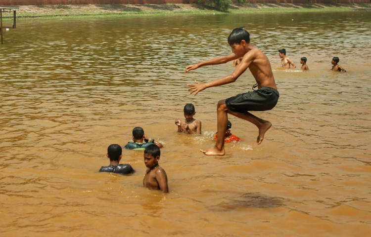 গ্রীষ্মের দুপুরে পুকুরের পানিতে হারিয়ে যাওয়া সেই নির্ভেজাল হাসি, হয়তো আমরা বড় হয়ে ভুলে গেছি। কিন্তু আজও কোনো পুকুরঘাটের উল্লাসে সেই শৈশব ডাক দিয়ে বলে, ‘চলো, আবার একদিন ঝাঁপ দিই!’