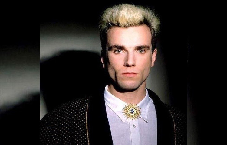 তিনি কখনো একজন প্রতিবন্ধী শিল্পী, কখনো নির্মম তেল ব্যবসায়ী, কখনো রাষ্ট্রপতি আব্রাহাম লিংকন। প্রতিটি চরিত্রের জন্য তার প্রস্তুতি ছিল শারীরিক, মানসিক ও আত্মিক।