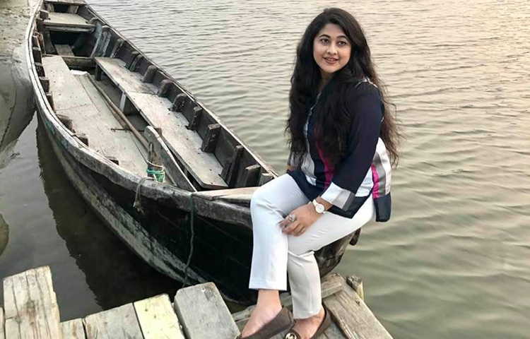 ১৯৯৯ সালে নাট্যজগতে তার পথচলা শুরু। তার অভিনয় বুঝিয়ে দিয়েছিল তিনি চিৎকার করে নয়, চরিত্র হয়ে বাঁচবেন; ভালোবাসা ছড়াবেন চুপচাপ।