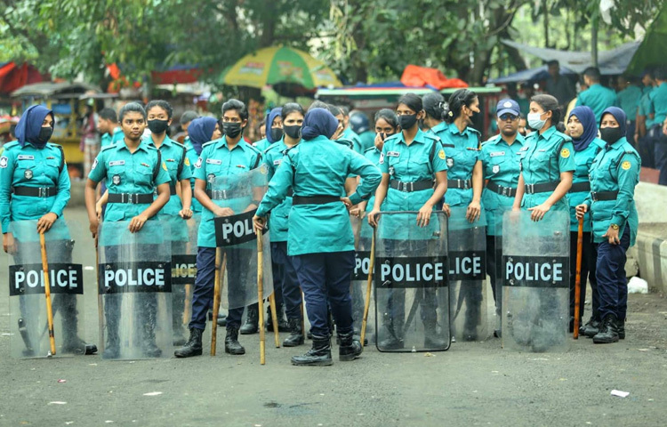 এ সময় যেকোনো ধরনের অপ্রীতিকর পরিস্থিতির মোকাবিলা করার জন্য সতর্ক অবস্থানে ছিল পুলিশ।