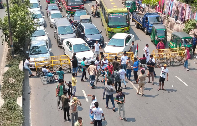 দুপুর ১টার পর পর সড়ক অবরোধ করেন তারা। এসময় আনুমানিক ১৫-২০ জন আন্দোলনকারীরা সড়কে ব্যারিকেড দিয়ে আওয়ামী লীগ নিষিদ্ধসহ বিভিন্ন স্লোগান দিতে দেখা গেছে।