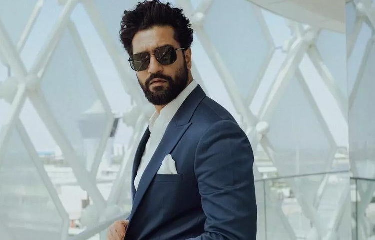 ভিকির বলিউড যাত্রা শুরু হয়েছিল ২০১৫ সালে ‘মাসান’ দিয়ে। তার অভিনয় ছিল নিঃশব্দ অথচ তীক্ষ্ণ, যে সবাই থেমে তাকিয়েছিল। সেই ছেলেটিই পরে যখন ‘উরি: দ্য সার্জিক্যাল স্ট্রাইক’এ ‘হাউ’স দ্য জোশ!’ বলে চিৎকার করল, গোটা দেশ উঠে দাঁড়াল।