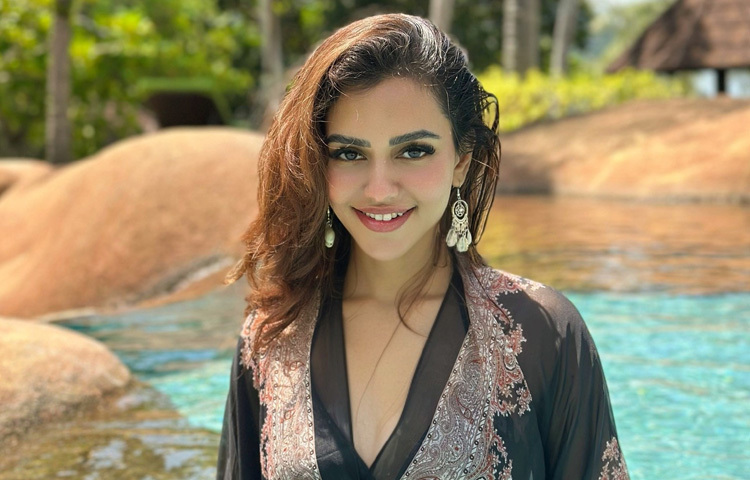 বাংলাদেশের বিনোদন জগতের এক উজ্জ্বল নক্ষত্র নুসরাত ফারিয়া। তার মিষ্টি হাসি যেন মুহূর্তের মধ্যেই মন ছুঁয়ে যায়, আর স্টাইলের এমন অনন্য ছোঁয়া আছে যা সহজেই ভিড় থেকে আলাদা করে তুলে।