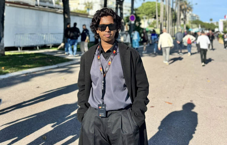 দেশি ডিজাইনার বিশ্বজিৎ মজুমদারের ক্যাজুয়াল ও স্টাইলিশ পোশাকে আল আমিন শুরু করেছিলেন তার কান যাত্রা।