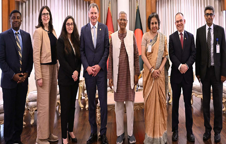 প্রধান উপদেষ্টা প্রফেসর মুহাম্মদ ইউনূসের সঙ্গে ঢাকায় রাষ্ট্রীয় অতিথি ভবন যমুনায় সাক্ষাৎ শেষে ইউনাইটেড স্টেটস কমিশন অন ইন্টারন্যাশনাল রিলিজিয়াস ফ্রিডমের চেয়ারপারসন স্টিফেন স্ক্নেক ফটোসেশনে অংশ নেন। ছবি: পিআইডি