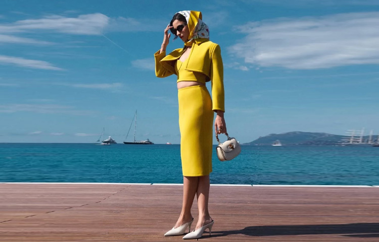 পোশাকের সঙ্গে মানানসই হয়ে উঠেছে তার বেছে নেওয়া রেড লিপ লুক। গালে হালকা ব্লাশ অন ও উজ্জ্বল হাইলাইটার যেন আরও আকর্ষনীয় করেছে তার এই সাজ। পুরোনো হলিউডের গ্ল্যামার যেন নতুন করে ফুটে উঠেছে আলিয়ার প্রতিটি ভঙ্গিমায়। চোখে ছিল গুচির ক্যাট আই সানগ্লাস, আর পায়ে গুচির স্টাইলিশ হিল।