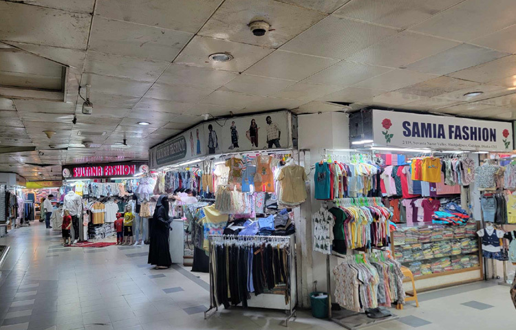 এই ঈদে পশু কোরবানি দিতেই বেশি টাকা ব্যয় করা হয়ে থাকে। একইসঙ্গে পরিবারের সদস্যদের চাহিদায় নতুন জামাও থাকে। তবে ঈদের আর খুব বেশি সময় না থাকলেও রাজধানীর বাড্ডার শপিংমল ও ব্র্যান্ড আউটলেটগুলোতে নেই ক্রেতার চাপ।