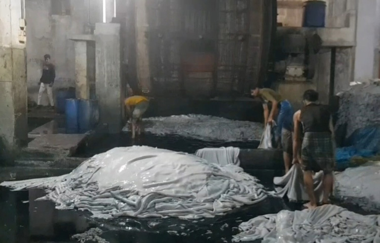 কারখানায় বাড়তি কর্মী নিয়োগের প্রক্রিয়াও সম্পন্ন করেছেন মালিকেরা।