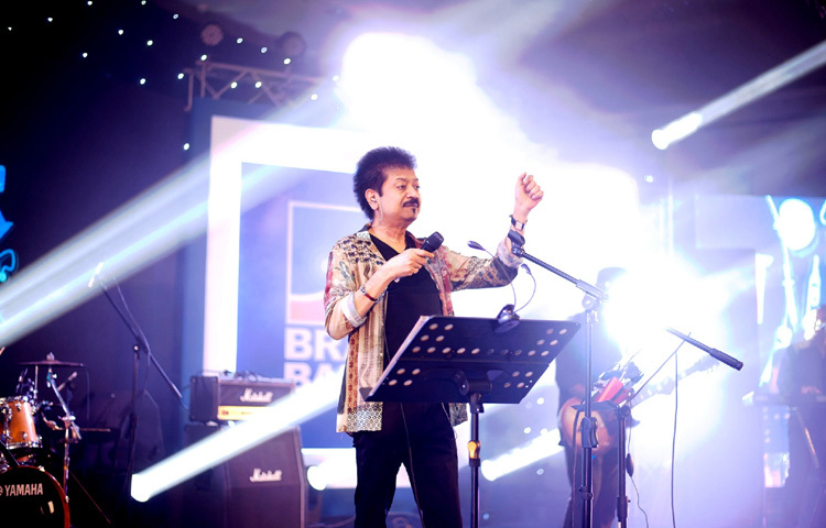 ১৯৭৭ সালে ‘রিলেশন’ ব্যান্ডের মাধ্যমে আনুষ্ঠানিকভাবে পেশাদার সংগীতে প্রবেশ। এরপর গড়েন নিজস্ব ব্যান্ড ‘ফিডব্যাক’।