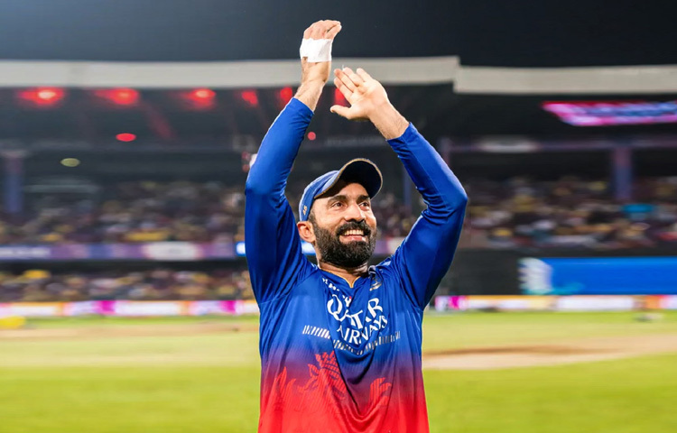 ২০০৪ সালে ভারতের হয়ে ইংল্যান্ডের বিপক্ষে প্রথম ওয়ানডে খেলেন দিনেশ কার্তিক। একই বছরে তার টেস্ট ক্রিকেটেও অভিষেক ঘটে অস্ট্রেলিয়ার বিরুদ্ধে।