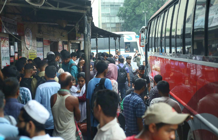 মহাখালী বাসস্ট্যান্ডের চিত্রটা যেন একটা জীবন্ত চিত্রকর্ম যেখানে প্রতিটি মুখের মধ্যে লুকিয়ে আছে আলাদা গল্প।