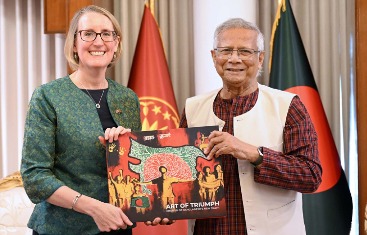 প্রধান উপদেষ্টা প্রফেসর মুহাম্মদ ইউনূস রাষ্ট্রীয় অতিথি ভবন যমুনায় বাংলাদেশে যুক্তরাজ্যের হাইকমিশনার সারা কুককে জুলাই অভ্যুত্থানের পরে বাংলাদেশি শিক্ষার্থীদের আঁকা দেওয়াল চিত্রের ওপর প্রকাশিত ‘আর্ট অফ ট্রায়াম্ফ’ বইটি উপহার দেন। ছবি: পিআইডি