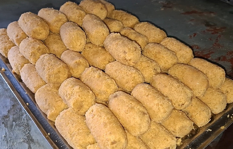 রাজবাড়ীর শাওন রায়, মনিরুল ইসলাম, তপন রায়সহ এমন অনেক কারিগর আছেন যারা দিন-রাত ছানা জ্বালিয়ে ক্ষীর চমচমের স্বর্গীয় স্বাদ তৈরিতে ব্যস্ত।