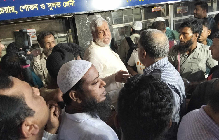 তিনি কথা বলেন যাত্রীদের সঙ্গে। শুনে নেন তাদের সমস্যার কথা। কারো টিকিট না পাওয়া, কারো আসন না মেলা, আবার কারো দীর্ঘ অপেক্ষার অভিজ্ঞতা সব মনোযোগ দিয়ে শুনে নেন তিনি।