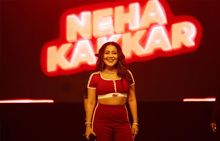 খুব সাধারণ এক পরিবারে জন্ম নেহার। যার কারণে অভাব-অনটনে কেটেছে জীবনের অনেকটা সময়। ভজন গেয়ে তার সঙ্গীতে যাত্রা শুরু হয়। স্থানীয় পর্যায়ে খুব সামান্য টাকার বিনিময়ে ভজন গাইতেন তিনি।