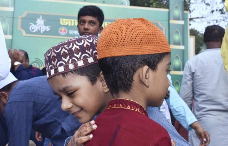 সারাদেশে ধর্মীয় ভাবগম্ভীর্যের মধ্যদিয়ে উদযাপন হয়েছে মুসলমানদের অন্যতম ধর্মীয় উৎসব পবিত্র ঈদুল আজহা। ত্যাগ ও কোরবানির শিক্ষা নিয়ে প্রতি বছর জিলহজ মাসের ১০ তারিখ এই উৎসব উদযাপন করা হয়। ছবি: বিপ্লব দীক্ষিত