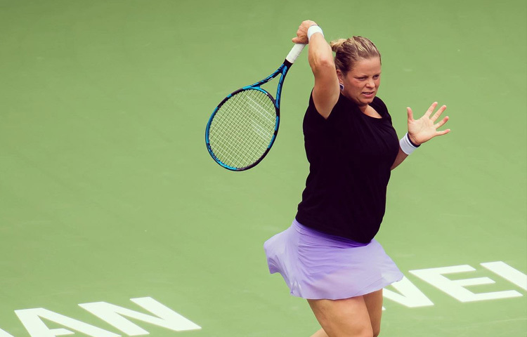 ১৯৯৯ সালে কিম পেশাদার টেনিসে পা রাখেন। তার খেলার ধরন ছিল গতিময়, সব কোর্টে খাপ খাওয়ানো আর ডিফেন্স-অফেন্সের মিশেলে চমৎকার ভারসাম্যপূর্ণ। ২০০১ সালে প্রথমবারের মতো গ্র্যান্ড স্ল্যাম ফাইনালে পৌঁছে যান তিনি (ফ্রেঞ্চ ওপেন), যদিও সেবার জয় আসেনি।