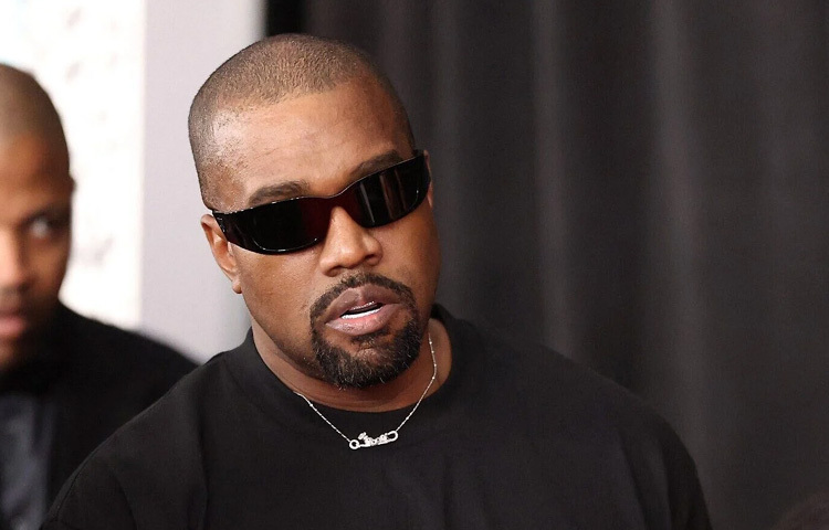 কানিয়ে শুধুই প্রযোজক হয়ে থাকতে চাননি। ২০০৪ সালে নিজের প্রথম অ্যালবাম ‘দ্যা কলেজ ড্রপআউট’ প্রকাশ করে তিনি সরাসরি মঞ্চে চলে আসেন। এই অ্যালবাম তাকে এনে দেয় গ্র্যামি পুরস্কারসহ অগণিত শ্রোতা-ভক্তের ভালোবাসা।